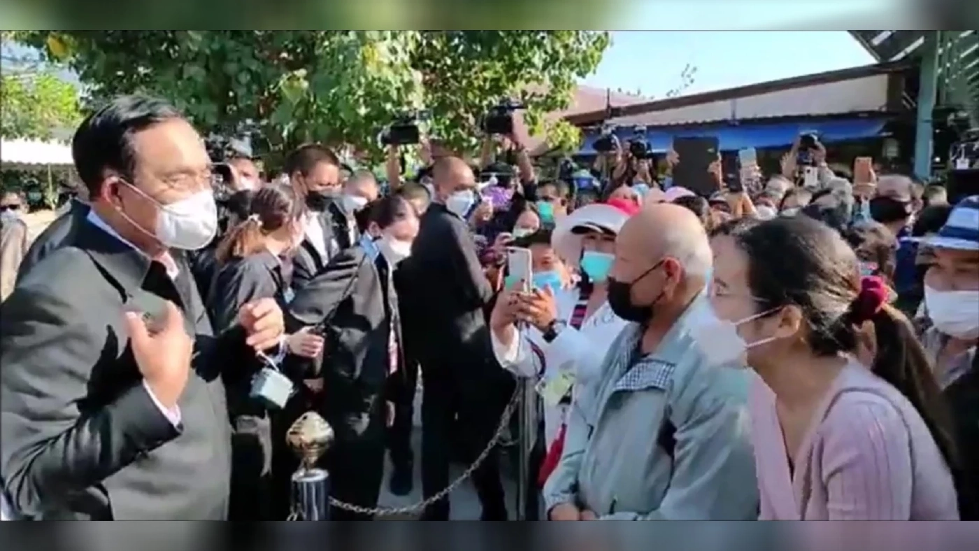 โดนแล้ว! น้องหญิงสาวอุดร ตะโกนบอกให้นายกฯลุงตู่เกษียณ ถูกเรียกทำประวัติ