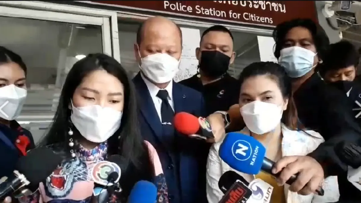 "ทนายรัชพล" พาเหยื่อคลินิก "พิมรี่พาย" แจ้งความ สน.ห้วยขวาง "ทนายรัชพล" พาเหยื่อคลินิก "พิมรี่พาย" แจ้งความ สน.ห้วยขวาง