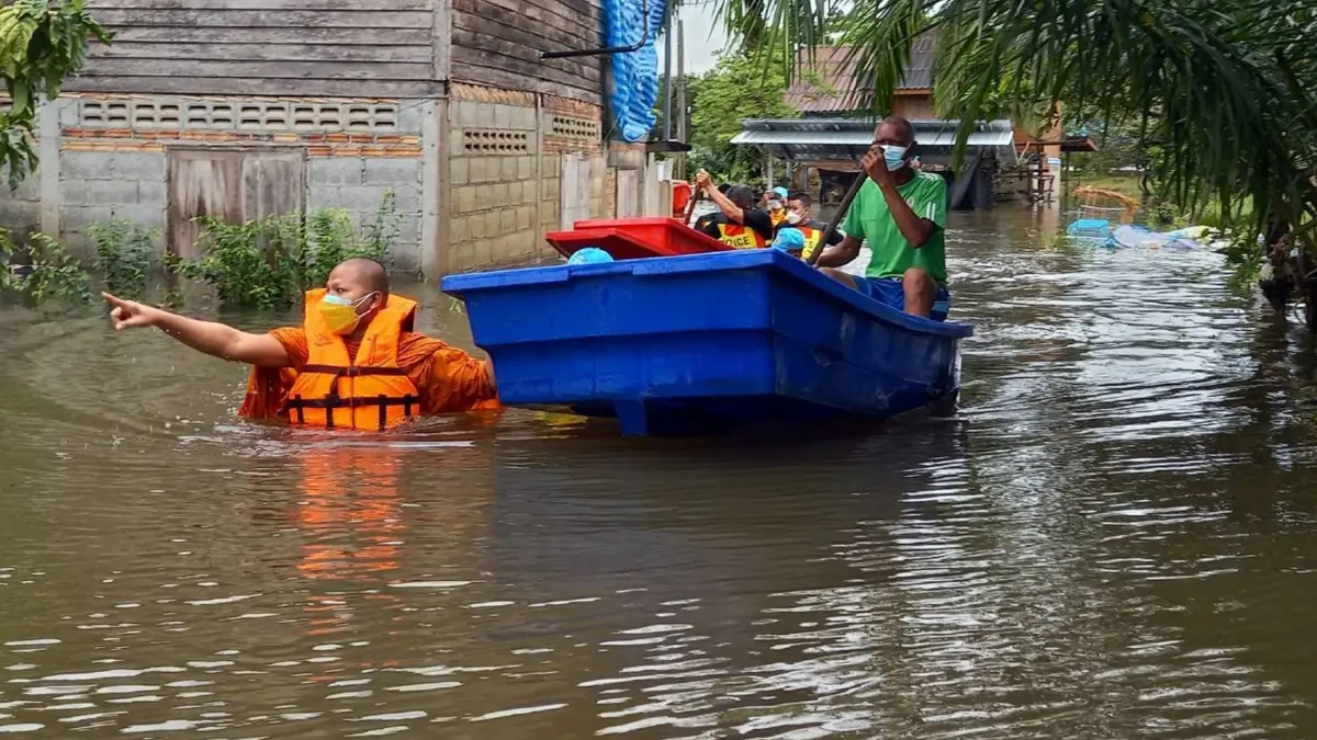 พระสงฆ์ลุยน้ำแจกถุงยังชีพช่วยคนเมืองคอน พระสงฆ์ลุยน้ำแจกถุงยังชีพช่วยคนเมืองคอน