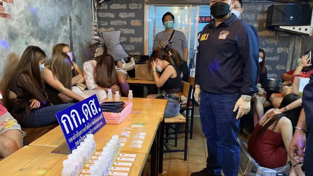 นครบาล บุกจับร้านอาหาร ลักลอบเปิดเป็นสถานบริการ พบ ต่างด้าว มั่วสุมเสพยา นครบาล บุกจับร้านอาหาร ลักลอบเปิดเป็นสถานบริการ พบ ต่างด้าว มั่วสุมเสพยา