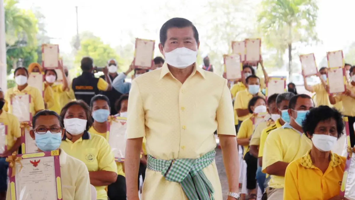 "นิพนธ์"มอบโฉนดที่ดินให้ชาวบ้านสงขลาเพื่อสร้างความมั่นคง-เท่าเทียม "นิพนธ์"มอบโฉนดที่ดินให้ชาวบ้านสงขลาเพื่อสร้างความมั่นคง-เท่าเทียม