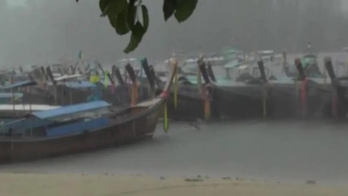 สภาพอากาศวันนี้ อุตุฯ เผย ใต้ตอนล่างยังคงมีฝนตกหนัก คลื่นลมแรง
