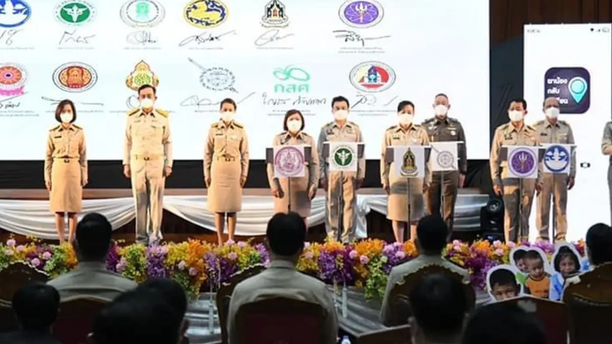 นายกฯ เปิดโครงการ “พาน้องกลับมาเรียน” นายกฯ เปิดโครงการ “พาน้องกลับมาเรียน”