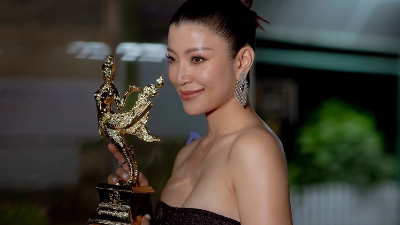 "เอมมี่ มรกต" น้ำตาท่วม! รับรางวัลการแสดงทิ้งทวน เผยความในใจ17ปีในวงการ