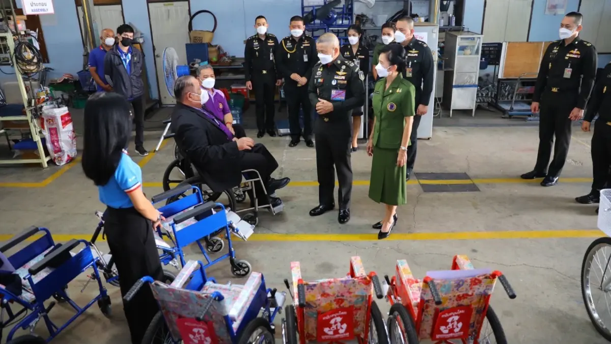 กองทัพบกเดินหน้านโยบายช่วยเหลือสังคม มอบรถสามล้อโยกให้ผู้พิการ