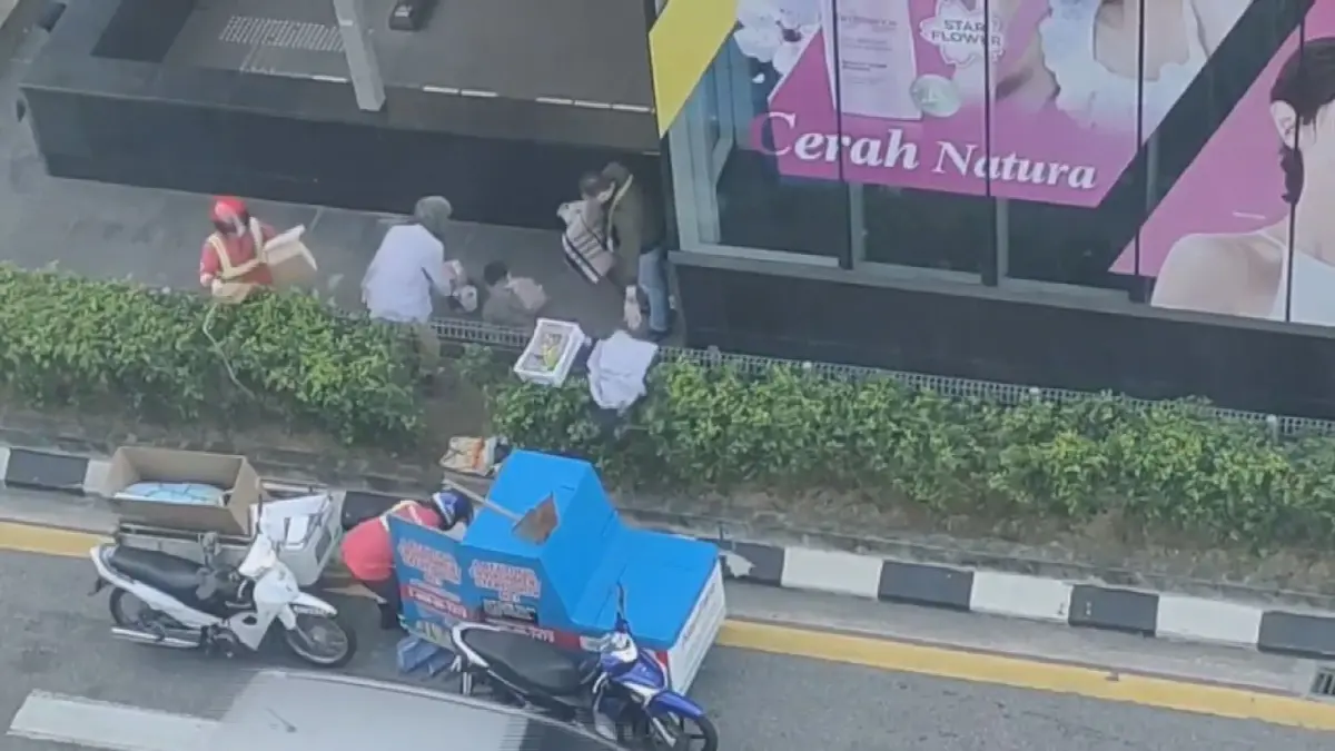ชาวเน็ตมาเลย์ไม่พอใจเตะไล่ที่คนไร้บ้าน (มีคลิป)