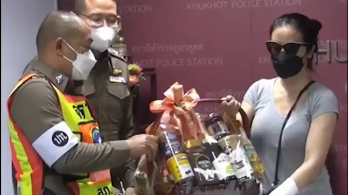 สาวเมากร่างขับเบนซ์ โร่หอบกระเช้าขอโทษ ตร. ขอโอกาสแก้ตัว