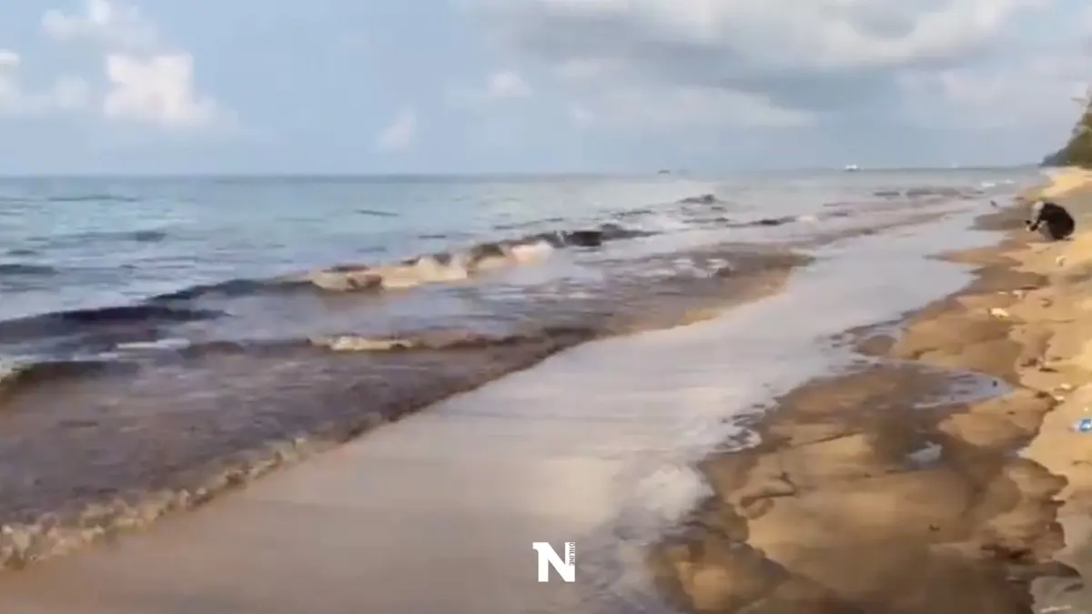 คราบน้ำมันสีดำทะลัก ส่งกลิ่นเหม็นทั่วหาดแม่รำพึง-แม่ค้าโอดนทท.หนี คราบน้ำมันสีดำทะลัก ส่งกลิ่นเหม็นทั่วหาดแม่รำพึง-แม่ค้าโอดนทท.หนี