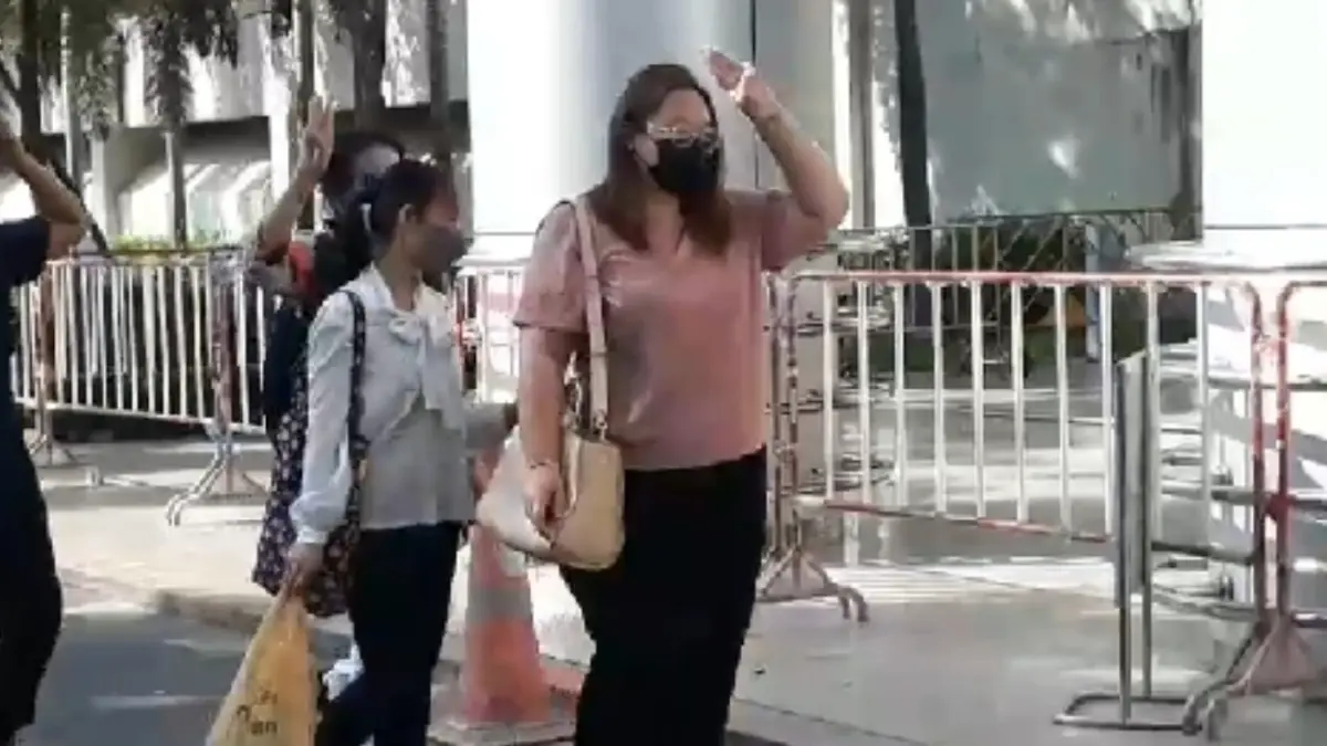 รุ้ง ปนัสยา เดินสายลุ้นให้ประกันตัว เช้าศาลอาญา รัชดาฯ บ่าย ศาลจังหวัดอยุธยา รุ้ง ปนัสยา เดินสายลุ้นให้ประกันตัว เช้าศาลอาญา รัชดาฯ บ่าย ศาลจังหวัดอยุธยา