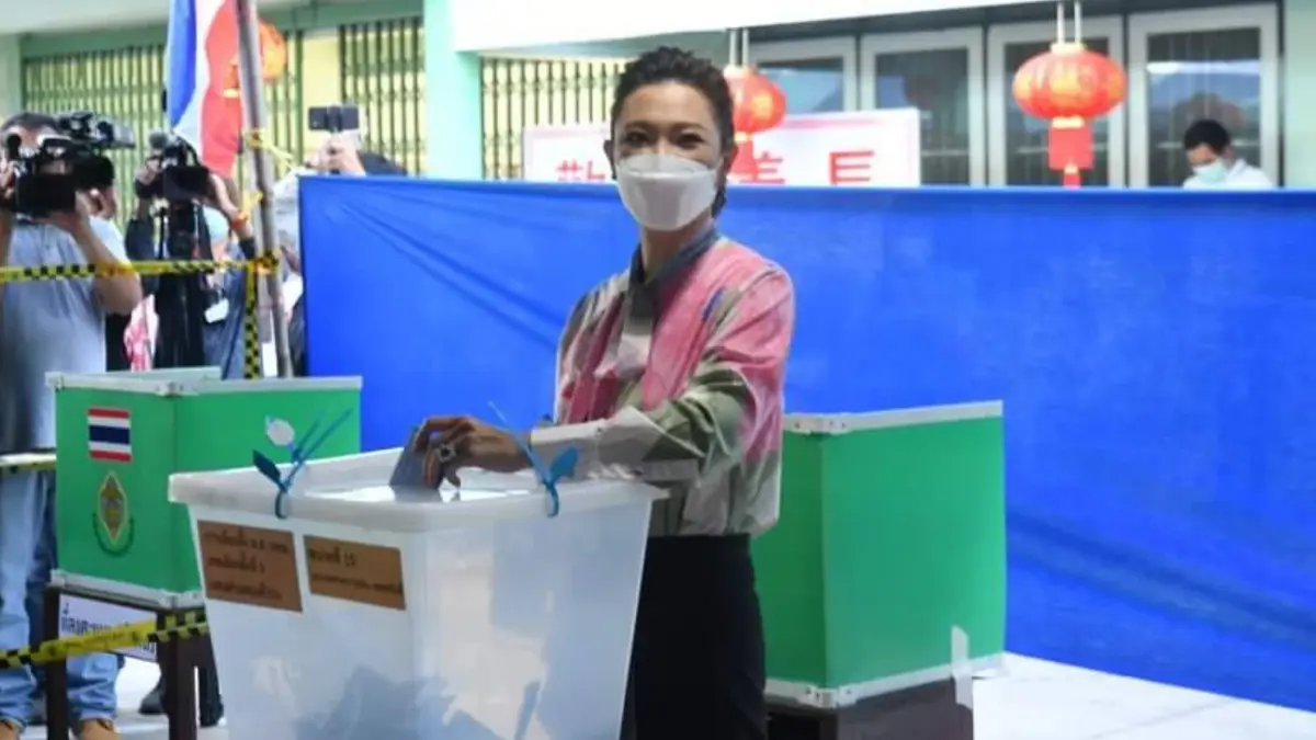"มาดามหลี” ควง “สิระ" ลงคะแนนเลือกตั้งซ่อมหลักสี่ – จตุจักร  ชื่นมื่น