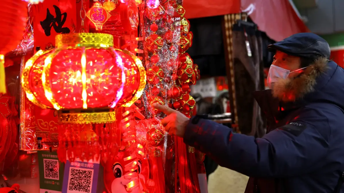ชาวจีนซื้อของรับตรุษจีน ของมงคล ‘เสือ’ ขายดี ชาวจีนซื้อของรับตรุษจีน ของมงคล ‘เสือ’ ขายดี