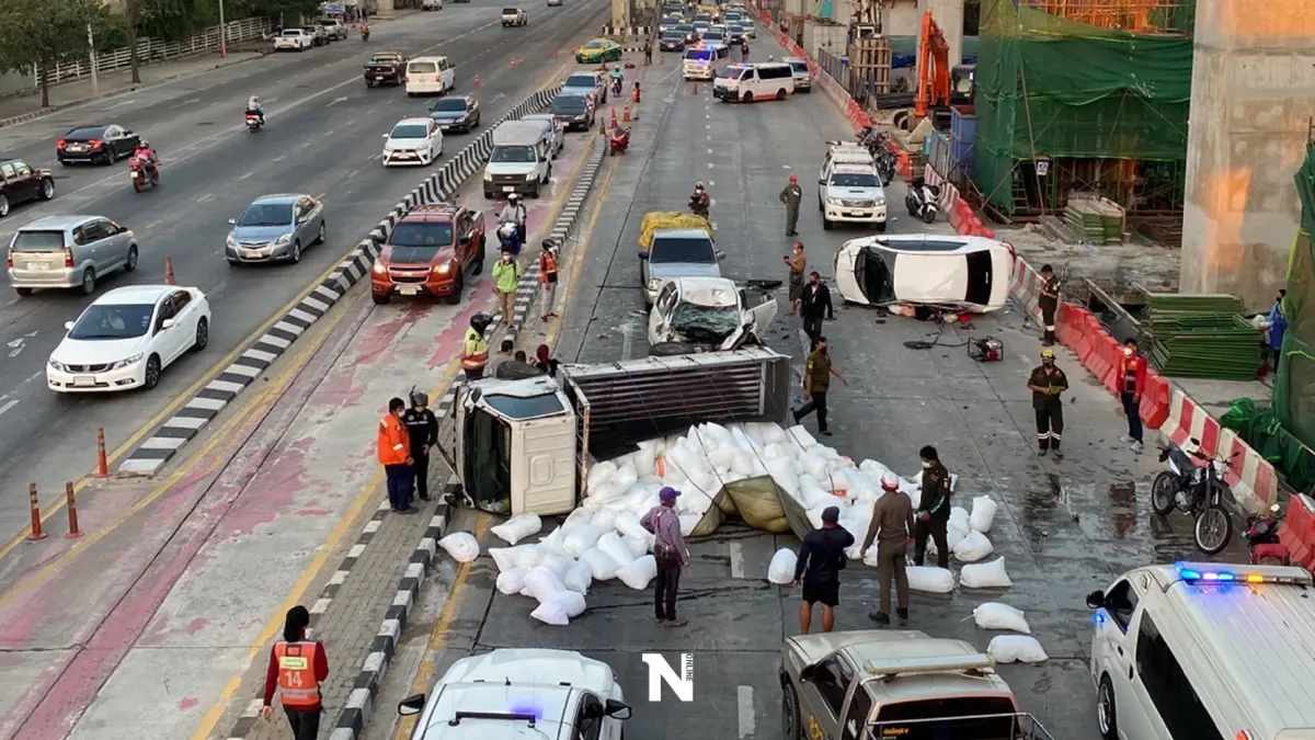 เก๋งพุ่งข้ามเกาะกลางถนน ชนสนั่น 4 คันรวด แยกแคราย ดับ 1 บาดเจ็บ 2