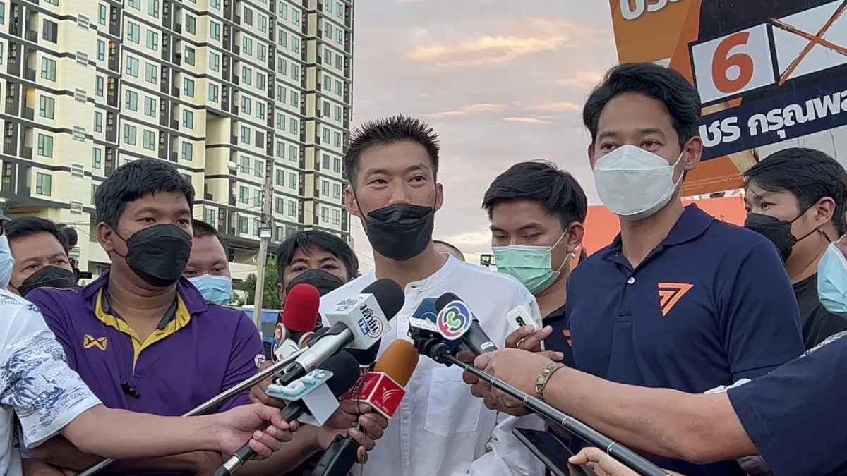 ธนาธรโผล่เวทีปราศรัยใหญ่ก้าวไกล ขอคะแนนปกป้องพรรคที่กล้าสู้กับเผด็จการ