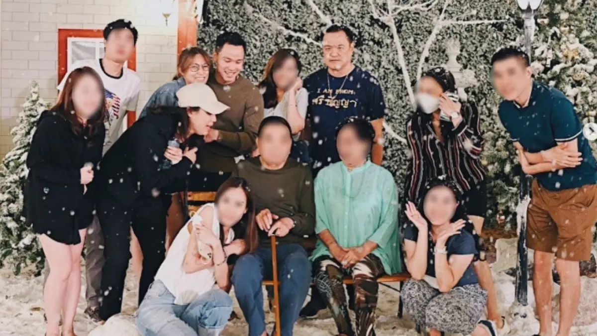 "ลูกอนุทิน" โพสต์ภาพปาร์ตี้ ชาวเน็ตแซะพ่อเพิ่งว่าคนไร้สำนึกทำโควิดพุ่ง "ลูกอนุทิน" โพสต์ภาพปาร์ตี้ ชาวเน็ตแซะพ่อเพิ่งว่าคนไร้สำนึกทำโควิดพุ่ง