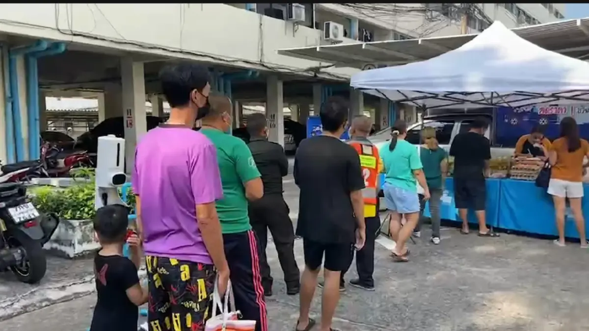 ทหาร พล.1 รอ. จับมือพาณิชย์ จัด “ธงฟ้า ราคาประหยัด” ขายเกลี้ยงใน 2 ชั่วโมง ทหาร พล.1 รอ. จับมือพาณิชย์ จัด “ธงฟ้า ราคาประหยัด” ขายเกลี้ยงใน 2 ชั่วโมง