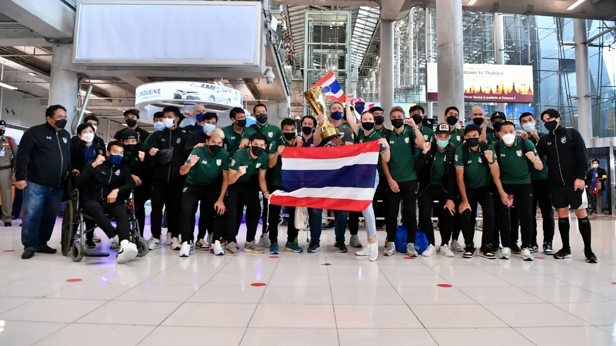 ประมวลภาพ "ช้างศึก" ถึงไทยพร้อมถ้วยแชมป์อาเซียน ประมวลภาพ "ช้างศึก" ถึงไทยพร้อมถ้วยแชมป์อาเซียน