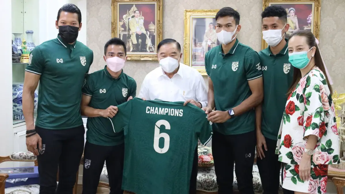 ”มาดามแป้ง” นำ 4 ขุนพล นักเตะ อวยพรปีใหม่ "ลุงป้อม"