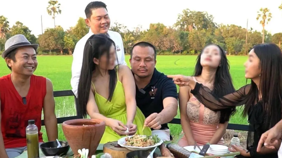แจงภาพดราม่า! สาวนั่งตัก "ทิดสมปอง" แค่หยอกล้อช่วงถ่ายรายการ แจงภาพดราม่า! สาวนั่งตัก "ทิดสมปอง" แค่หยอกล้อช่วงถ่ายรายการ