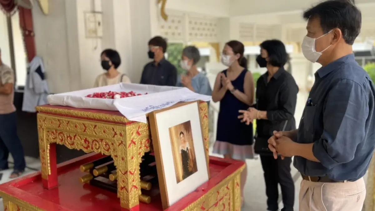 ครอบครัวเก็บอัฐิ "หมอกระต่าย" ลอยอังคารที่ตราดหลังตรุษจีน ครอบครัวเก็บอัฐิ "หมอกระต่าย" ลอยอังคารที่ตราดหลังตรุษจีน