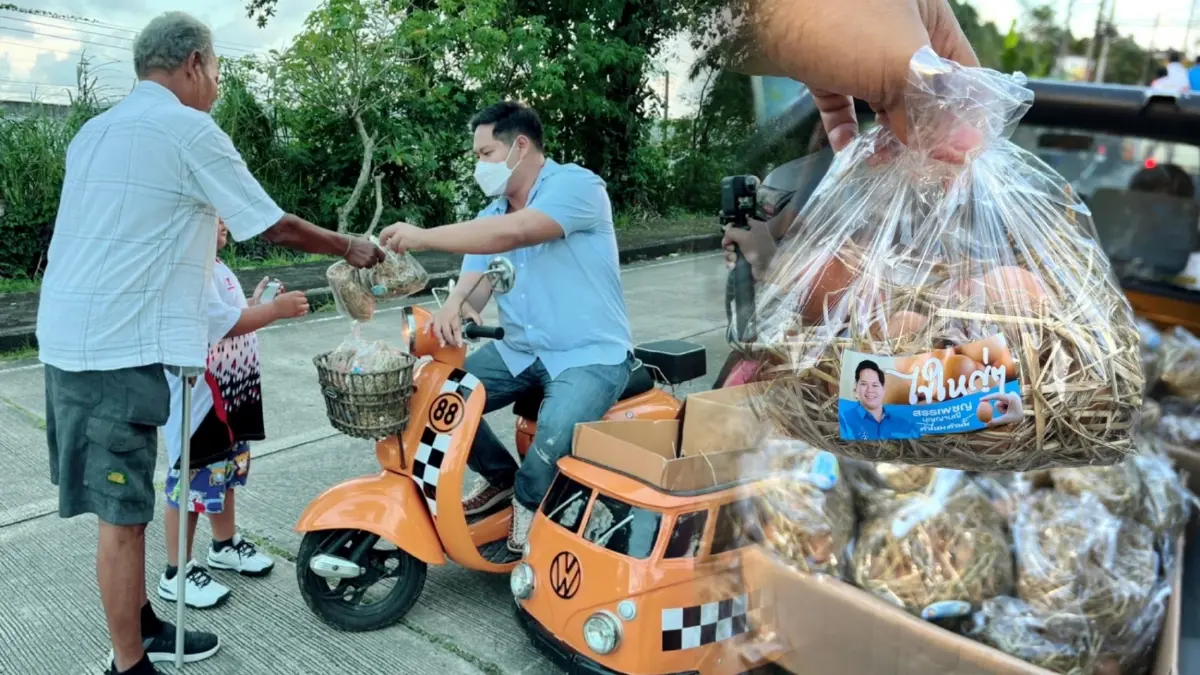 "สรรเพชญ"แจกไข่ไก่ 3 แสนฟองช่วยชาวสงขลาฝ่าโควิด-19 "สรรเพชญ"แจกไข่ไก่ 3 แสนฟองช่วยชาวสงขลาฝ่าโควิด-19
