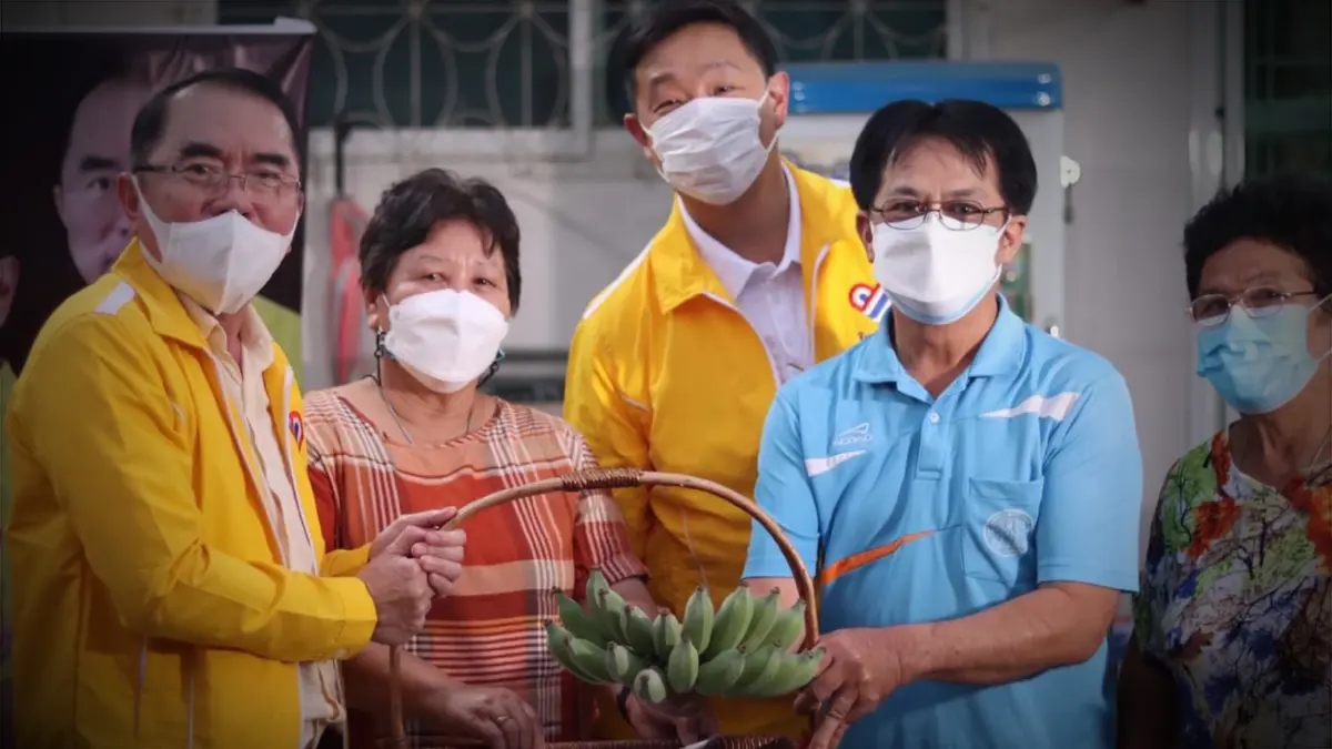 ไม่ขอรับในสภา! ปชช.มอบกล้วยให้ "หมอวรงค์" ระหว่างช่วย "พันธุ์เทพ"หาเสียง ไม่ขอรับในสภา! ปชช.มอบกล้วยให้ "หมอวรงค์" ระหว่างช่วย "พันธุ์เทพ"หาเสียง