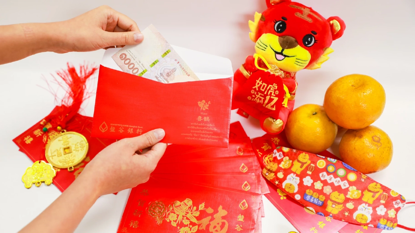 รับซอง “อั่งเปา” เสริมสิริมงคลเทศกาลตรุษจีน ปี 2565