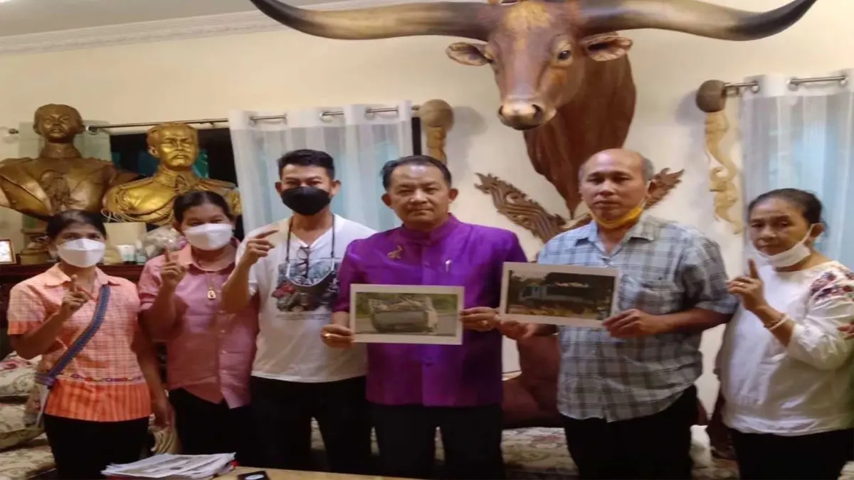 ชาวราชบุรีบุกพบศรีสุวรรณ ร้องเอาผิดปศุสัตว์ปล่อยให้ขนหมูตายเกลื่อนเมือง ชาวราชบุรีบุกพบศรีสุวรรณ ร้องเอาผิดปศุสัตว์ปล่อยให้ขนหมูตายเกลื่อนเมือง