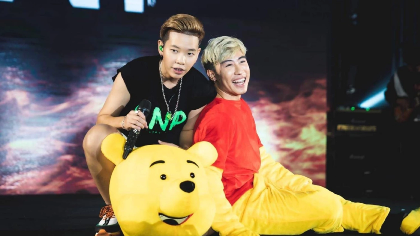 ปายช็อก!! นุ๊ก ธนดล พลาดตกเวทีสูงกว่า 2 เมตร หลังเปิดคอนเสิร์ตใหญ่ครั้งแรก ปายช็อก!! นุ๊ก ธนดล พลาดตกเวทีสูงกว่า 2 เมตร หลังเปิดคอนเสิร์ตใหญ่ครั้งแรก