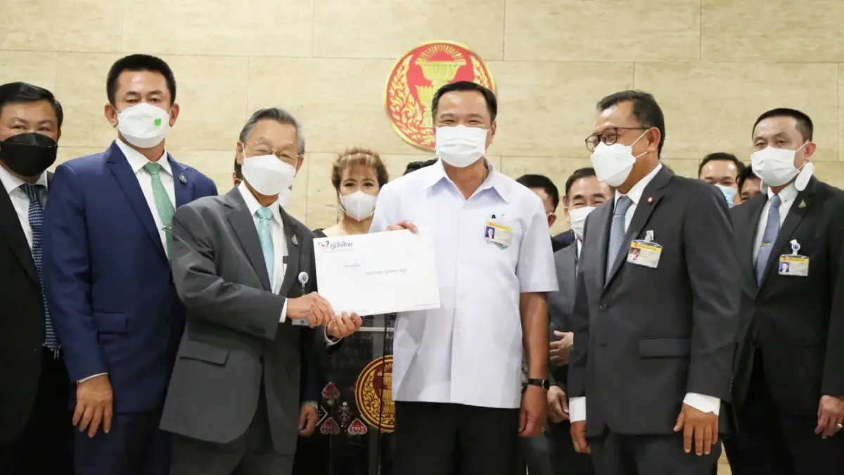 อนุทิน ยื่นร่าง พ.ร.บ.กัญชา ถึง ปธ.ชวน หวังคุมการใช้หลังปลดพ้นยาเสพติด อนุทิน ยื่นร่าง พ.ร.บ.กัญชา ถึง ปธ.ชวน หวังคุมการใช้หลังปลดพ้นยาเสพติด
