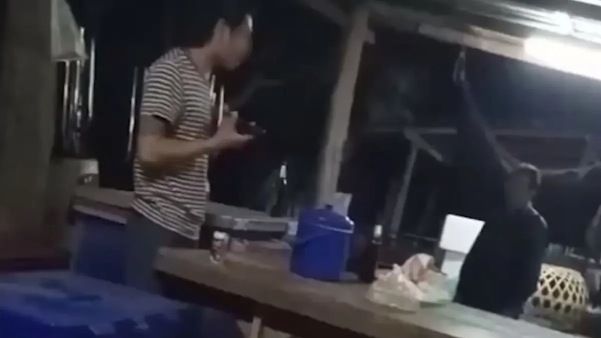 ลุงหัวร้อนฉุนขาย "หมูป่าแพง" ลั่น "รู้มั้ยลูกกูเป็นใคร?" ชักปืนยิงขู่