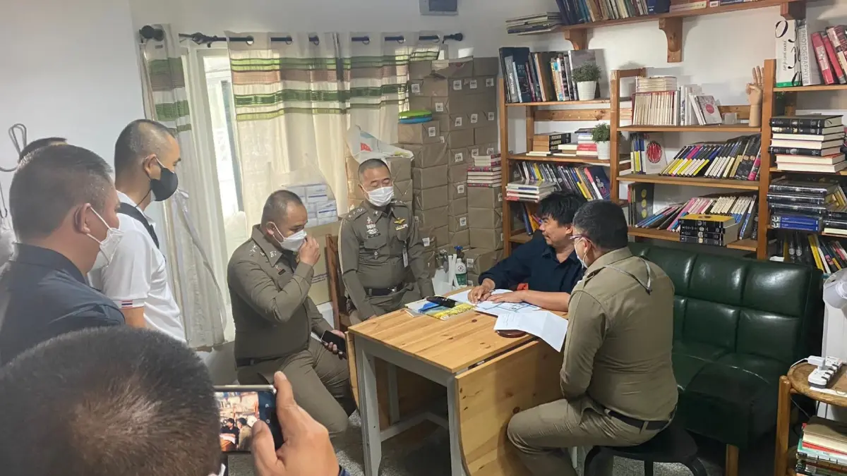 ตำรวจบุก “สำนักพิมพ์ฟ้าเดียวกัน” ค้นหา “หนังสือต้องห้าม” เข้าข่ายผิด 112 ตำรวจบุก “สำนักพิมพ์ฟ้าเดียวกัน” ค้นหา “หนังสือต้องห้าม” เข้าข่ายผิด 112