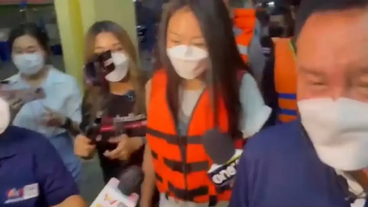ตร.พาตัว "แซน" ลงเรือจำลองเหตุการณ์คืน "แตงโม" ตกเรือ เพื่อประกอบคำให้การ ตร.พาตัว "แซน" ลงเรือจำลองเหตุการณ์คืน "แตงโม" ตกเรือ เพื่อประกอบคำให้การ