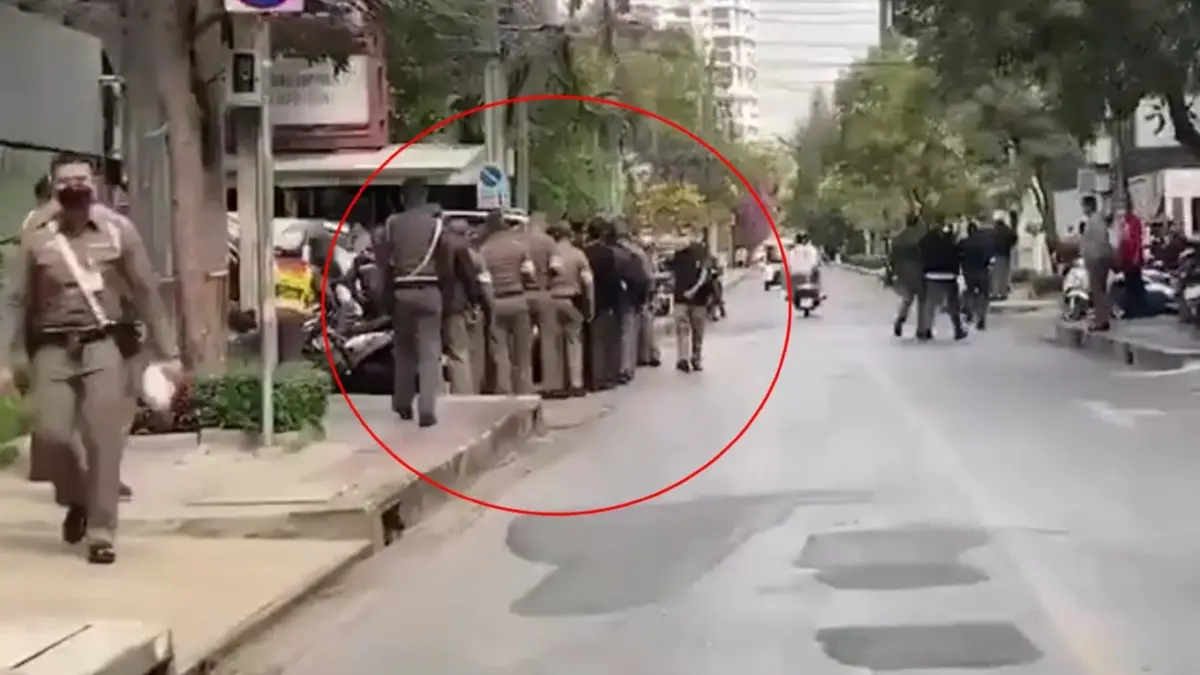 โซเชียลสงสัย! "ตร." ยืนต่อแถวเป็นระเบียบ รอรับอะไรช่วงเทศกาลตรุษจีน