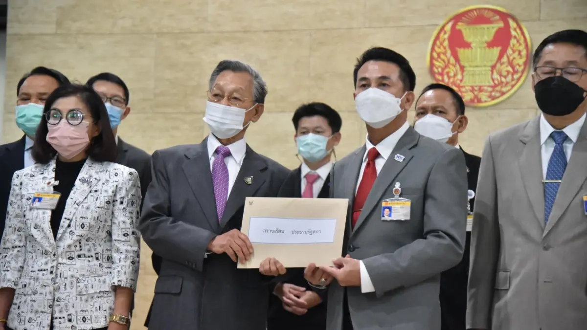 พท. ชงแก้ รธน. 3 ฉบับ เข้าทางแก๊งสามนิ้วทั้งที่มานายกฯ - ประกันตัว