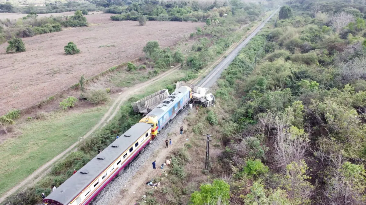 ด่วน !! เกิดเหตุรถไฟท่องเที่ยวเขื่อนป่าสักชลสิทธิ์ ชนรถบรรทุกพ่วง ด่วน !! เกิดเหตุรถไฟท่องเที่ยวเขื่อนป่าสักชลสิทธิ์ ชนรถบรรทุกพ่วง