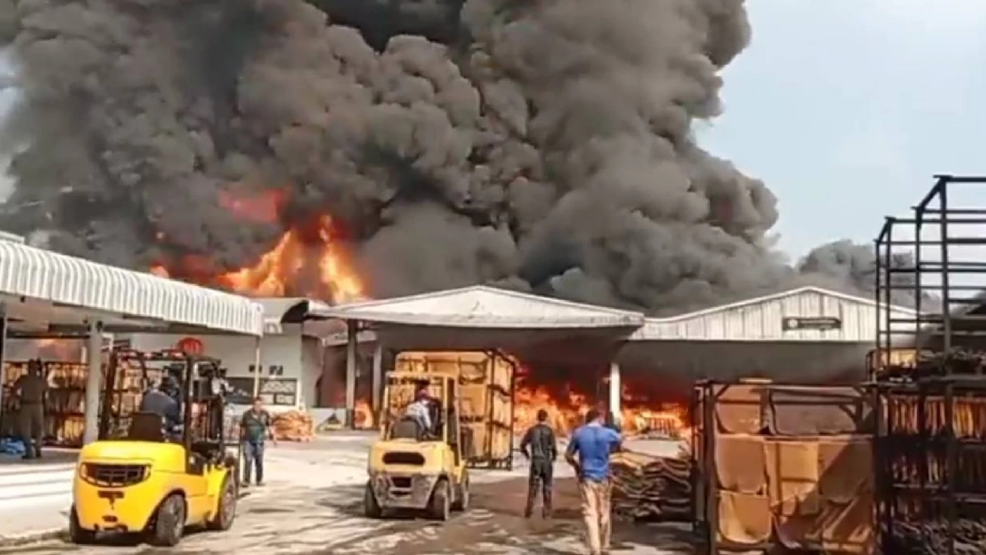 ด่วน ! ไฟไหม้โรงงานผลิตยาง จ.ระยอง ยังคุมเพลิงไม่ได้ คาดเสียหายไม่ต่ำ 5 ล้าน