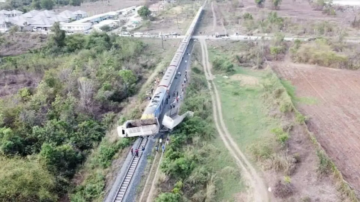 จุด "ทางลักผ่าน" รถไฟนำเที่ยวเขื่อนฯ ชนรถพ่วง เผยการรถไฟฯ ไม่อนุญาตสร้าง