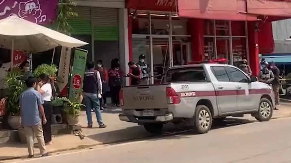 ตร.เร่งล่า 3 คนร้ายควงอาวุธปืนบุกปล้น "ร้านทอง" กวาดเรียบ 100 บาท ตร.เร่งล่า 3 คนร้ายควงอาวุธปืนบุกปล้น "ร้านทอง" กวาดเรียบ 100 บาท