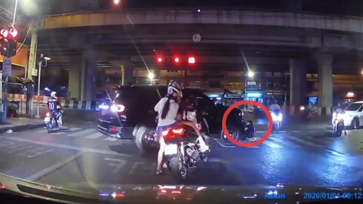 กลับรถแยกไฟแดง ชนคนข้าม "ทางม้าลาย" อ้างรีบไปหาลูกป่วย กลับรถแยกไฟแดง ชนคนข้าม "ทางม้าลาย" อ้างรีบไปหาลูกป่วย
