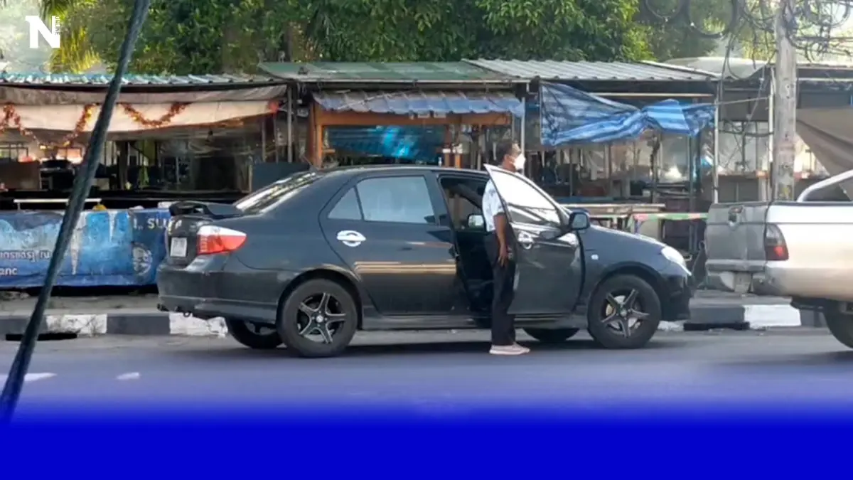 ชาวเน็ตประทับใจ ลุงจอดเก๋งเคารพธงชาติ ชาวเน็ตประทับใจ ลุงจอดเก๋งเคารพธงชาติ
