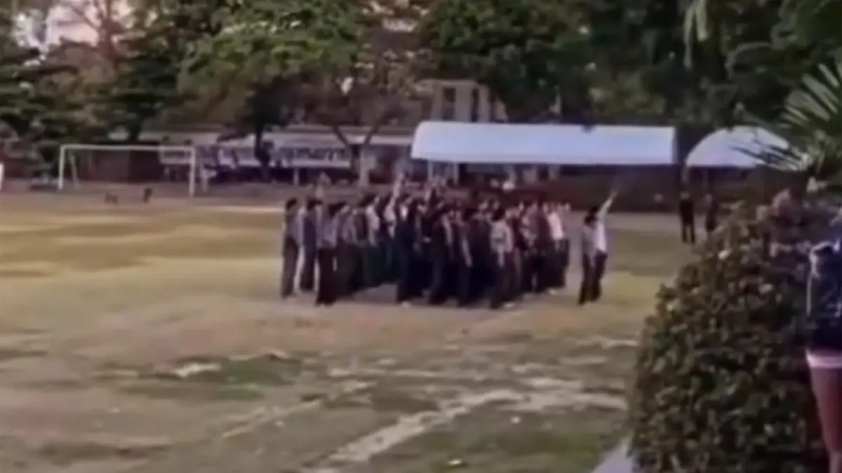 ศาลออกหมายจับ 2 นักศึกษาอุเทน ยืนหัวแถวนำรุ่นน้องยิงปืนขึ้นฟ้า ศาลออกหมายจับ 2 นักศึกษาอุเทน ยืนหัวแถวนำรุ่นน้องยิงปืนขึ้นฟ้า