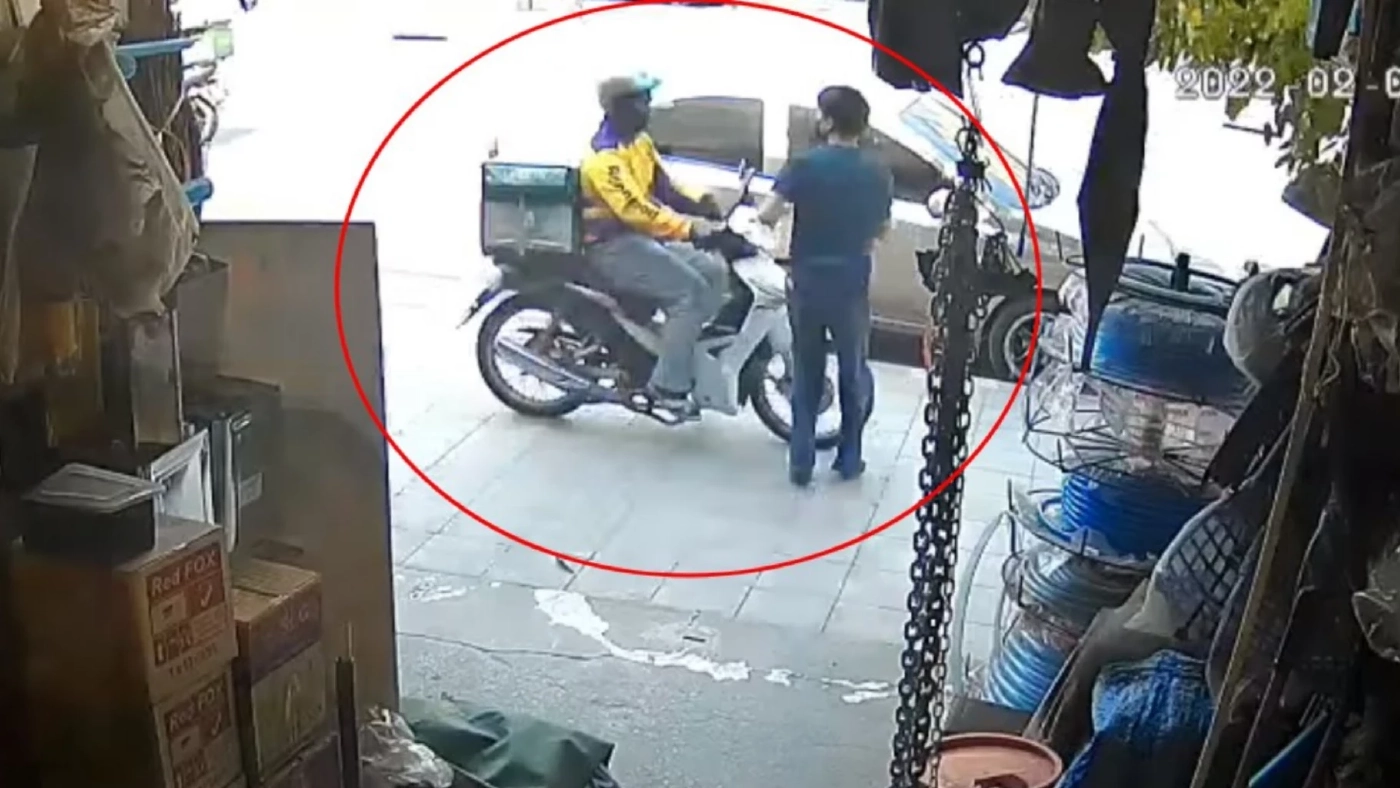 ประจาน "ไรเดอร์หัวร้อน" ซิ่งหวิดชนคนบนทางเท้า-ฉุนทำร้ายผู้เสียหาย