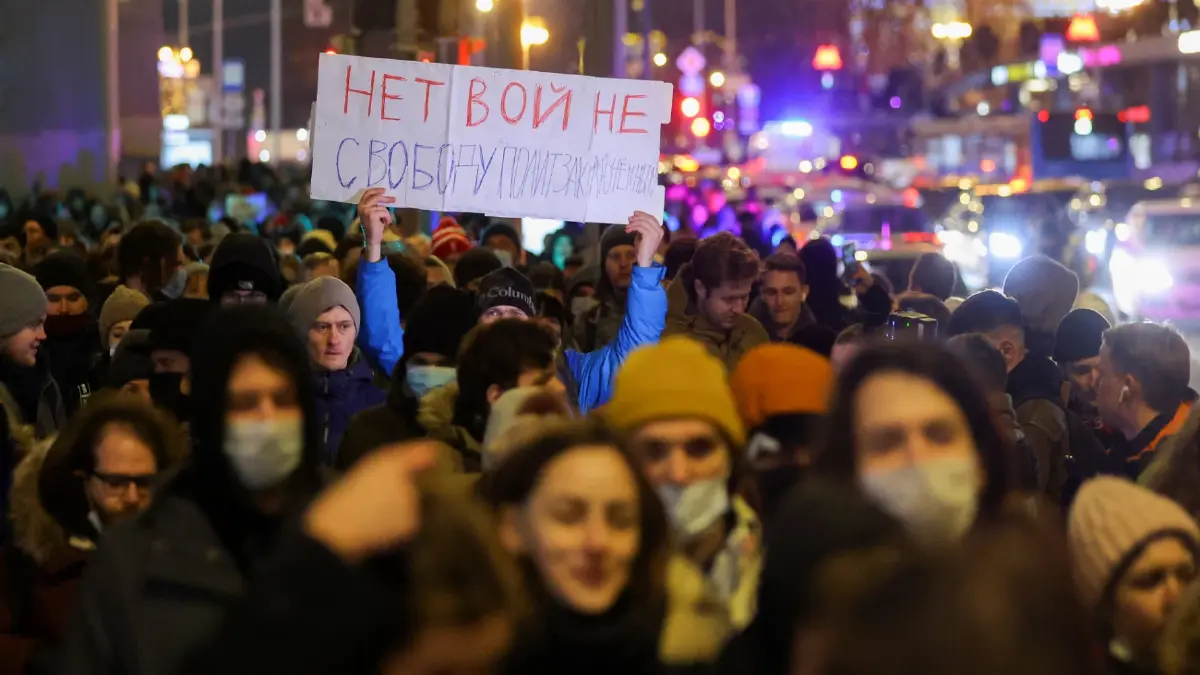 ชาวรัสเซียประท้วงไม่เอาสงคราม ถูกตำรวจจับกุม