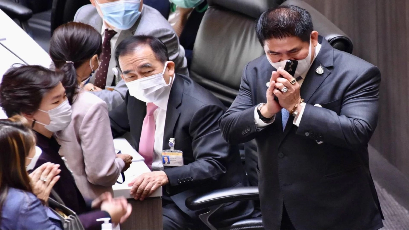 ‘ธรรมนัส’ เข้าประชุมสภาฯ ตั้งป้าย “พรรคเศรษฐกิจไทย” ‘ธรรมนัส’ เข้าประชุมสภาฯ ตั้งป้าย “พรรคเศรษฐกิจไทย”