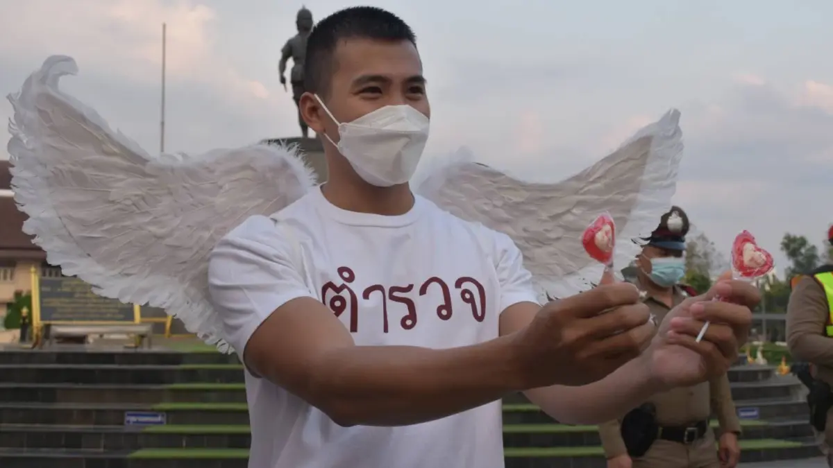 ตำรวจอุตรดิตถ์ ถอดเครื่องแบบ ใส่ชุดคิวปิดแจกอมยิ้มแทนใบสั่ง