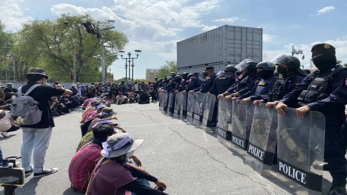 ภาคี "เซฟบางกลอย" ตั้งแนวประชิดตำรวจ กดดัน ครม. ภาคี "เซฟบางกลอย" ตั้งแนวประชิดตำรวจ กดดัน ครม.