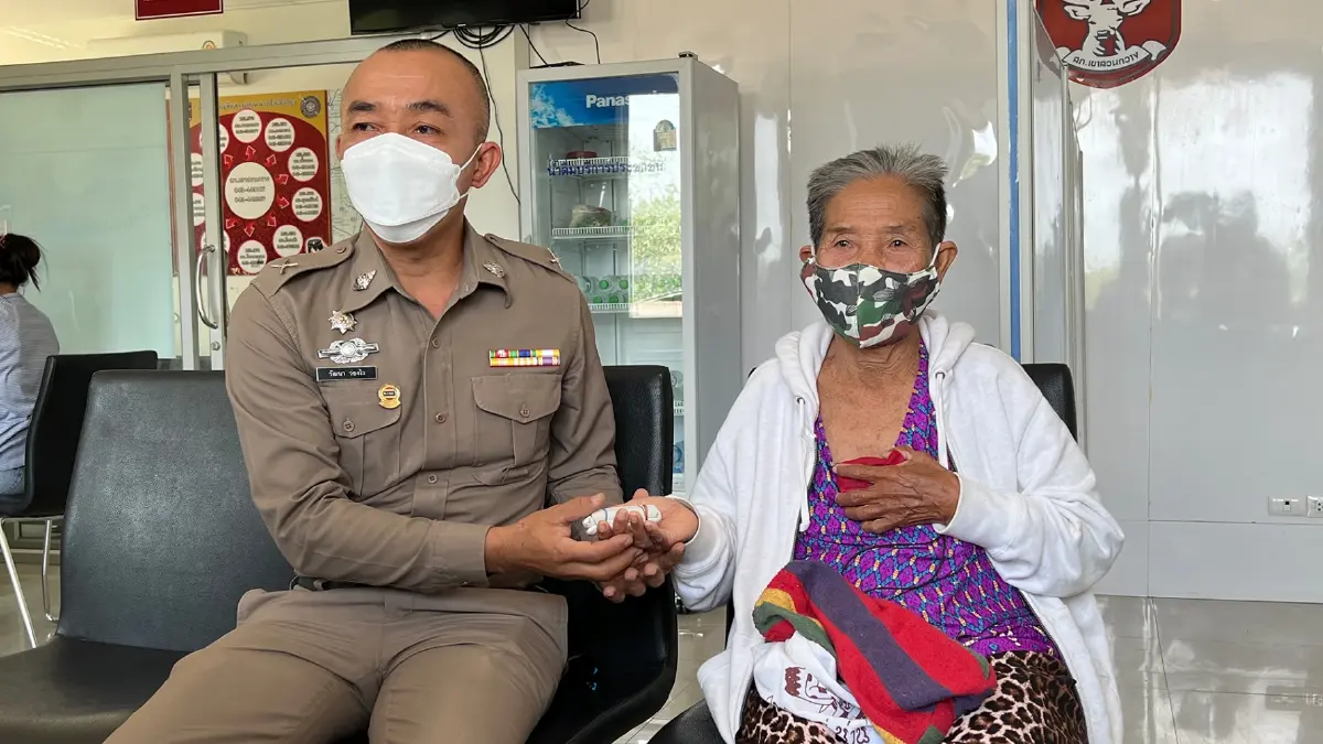 สุดดีใจ!! ตำรวจเก็บห่อเงินได้1.3หมื่นส่งคืนยาย