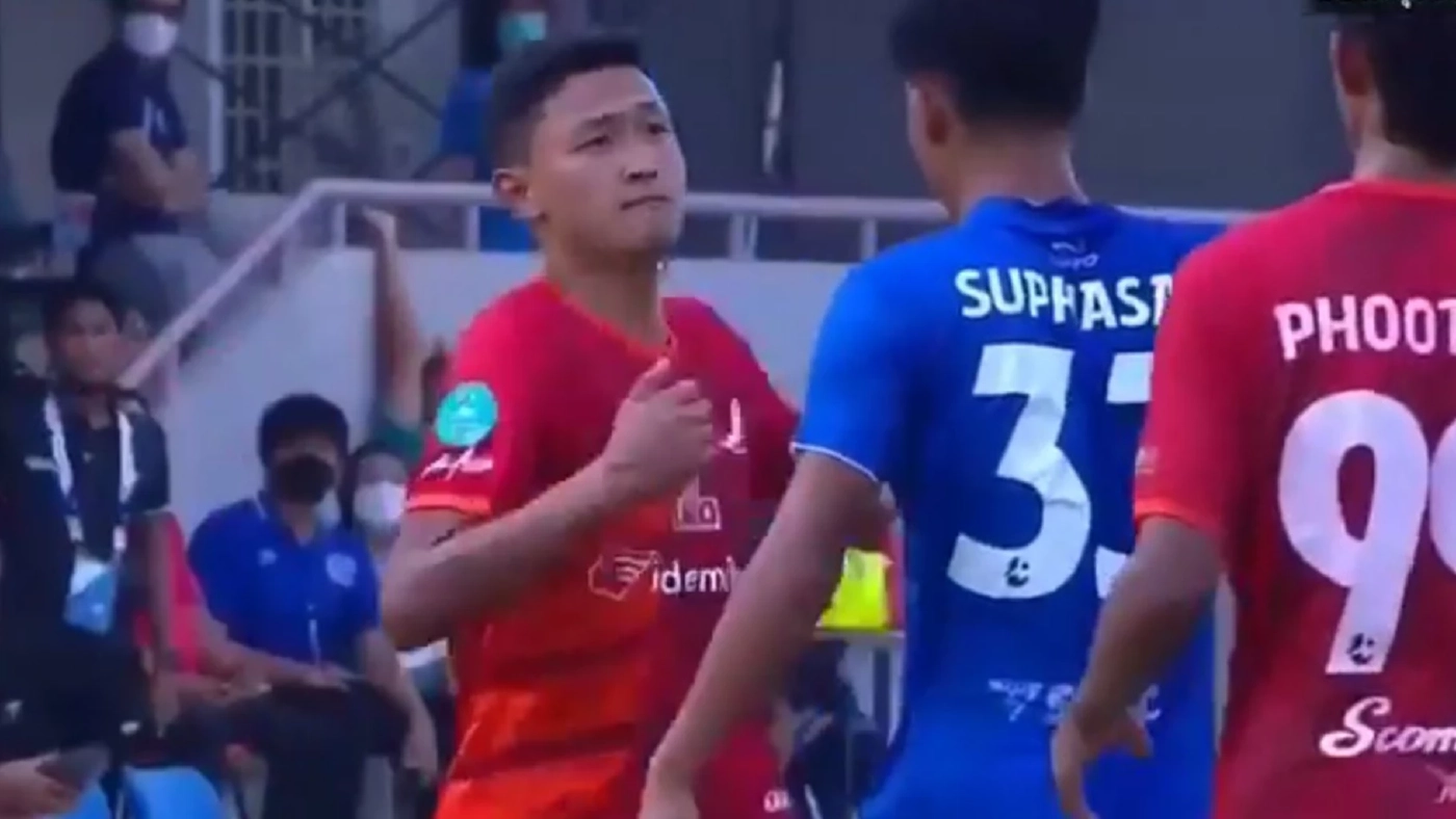 ฉาว! แข้งบางกอกเอฟซีฟันศอกคู่แข่งหลับกลางอากาศ (คลิป)