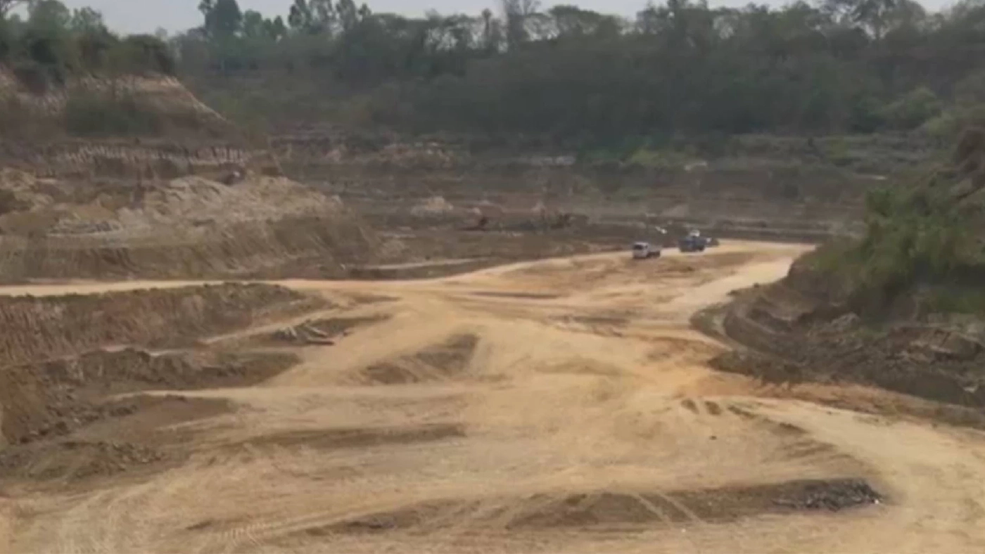 บุกจับบ่อดินเถื่อนรุกล้ำลำเหมืองสาธารณะ