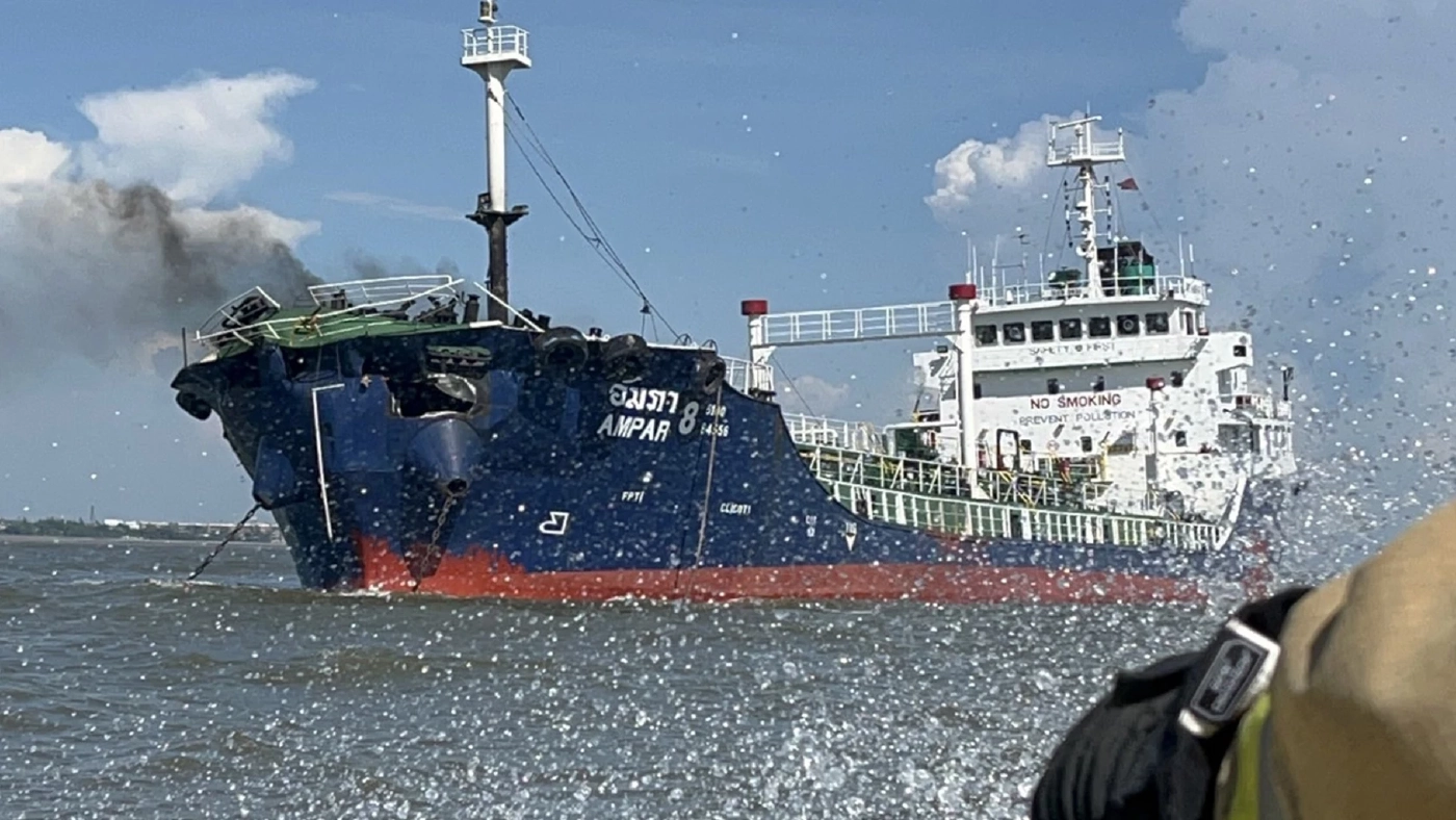 14 ชีวิตระทึก "เรือบรรทุกน้ำมัน" 3 ล้านลิตร ระเบิดกลางเจ้าพระยา ลูกเรือดับ